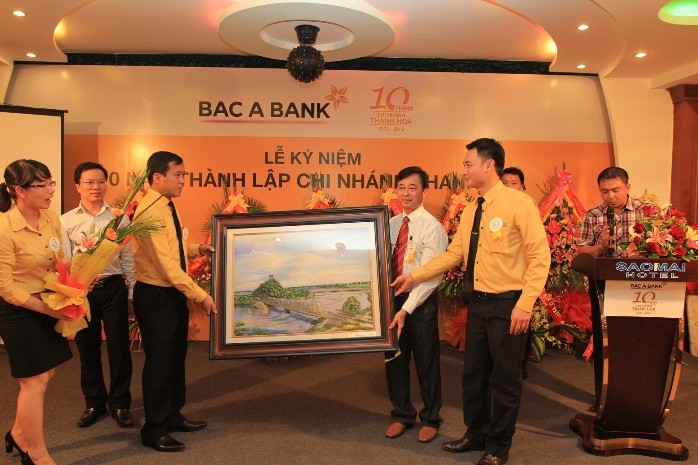 Ban Điều hành BAC A BANK tặng món quà kỷ niệm Ngân hàng BAC A BANK Chi nhánh tỉnh Thanh Hóa.